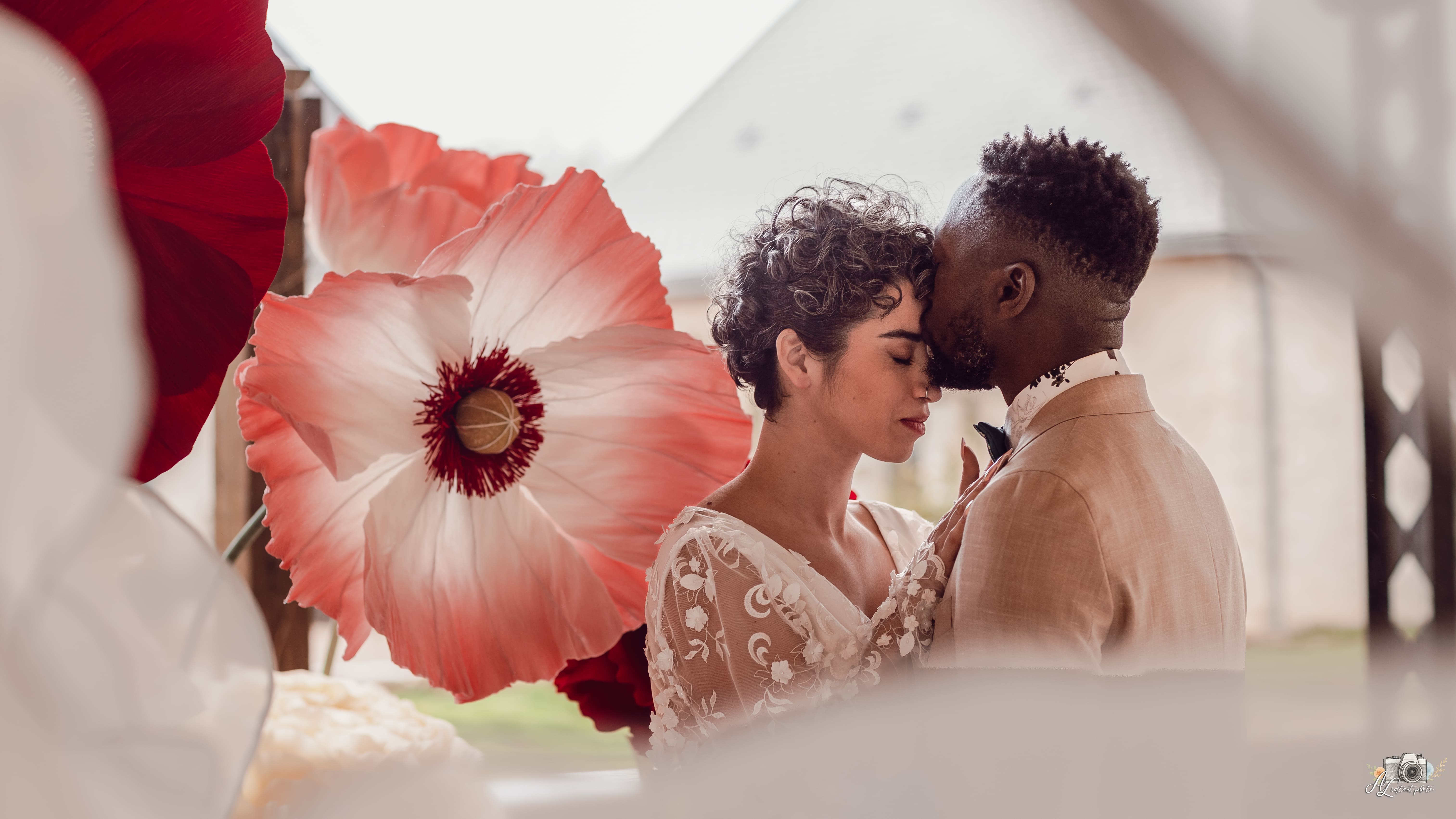 Inspiration mariage : Fleurs en papier géantes et pyramide de fromages au Manoir de la Mazeraie (37)